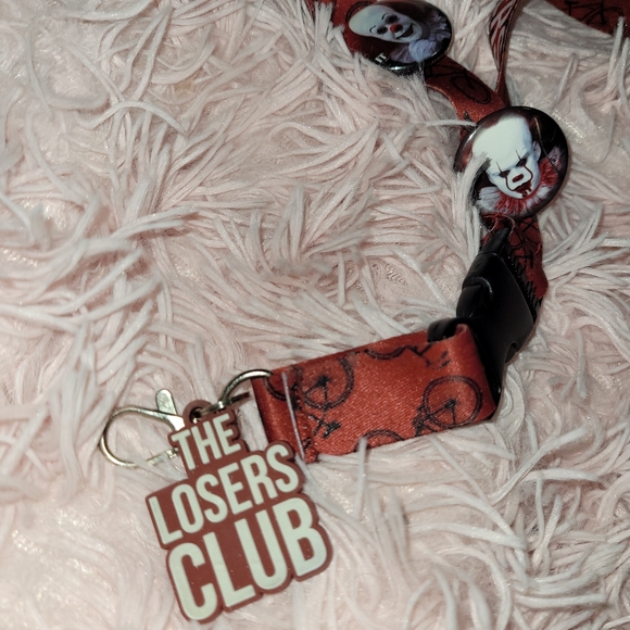 Pennywise Lanyard w/ collectable pins - Picture 4 of 4